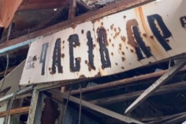 Theo Topwar, trong 2 ngày qua, quân Nga đã chiếm thêm khoảng 1,5 km2 diện tích tại Chasov Yar, và điều đặc biệt quan trọng là phần lớn các khu vực này là các điểm cao có giá trị chiến thuật. Hiện nay các trận đánh đang diễn ra dọc theo tuyến Bogdanovka - Stupki Golubovskie-2. (Nguồn ảnh: Topwar, Rybar, Sputnik, CNN).