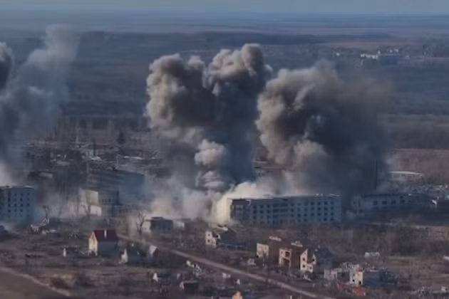 Mekulis cho biết, các tuyến giao thông nối Chasov Yar với hậu phương đã bị UAV, pháo binh và không quân Nga bắn phá liên tục, khiến việc hỗ trợ của Quân đội Ukraine gặp rất nhiều khó khăn và gây tổn thất nặng nề trên đường tiếp viện. Nhưng quân Ukraine vẫn chiến đấu kiên cường. 