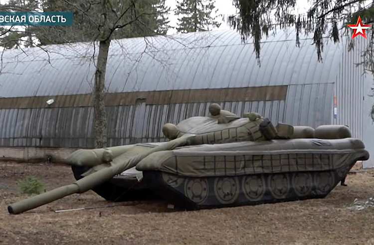 Mấy ngày trước đó, phái đoàn giám sát đặc biệt của OSCE đã báo cáo rằng, các đơn vị dân quân DPR, đã vi phạm các thỏa thuận hiện có và đặt một số pháo phản lực phóng loạt (MLRS) gần khu dân cư Boykovskoye. Nhưng hóa ra đó chỉ là những mô hình bơm hơi.