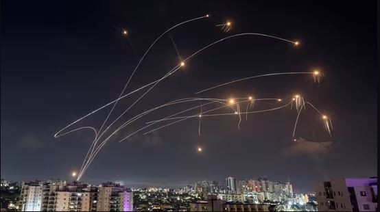 Theo đánh giá của các chuyên gia, cuộc xung đột bất ngờ giữa lực lượng vũ trang Hamas Palestine và Israel thực sự gây sốc. Vào ngày đầu tiên của cuộc xung đột, 5.000 quả tên lửa đã bay vào lãnh thổ Israel, hệ thống Iron Dome của Israel đã bị quá tải, dẫn đến đánh chặn không hiệu quả. 