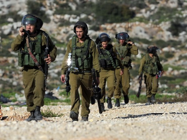 Theo thông tin của trang “Times of Israel”, Đại tá Levi sinh năm 1980, sau khi hoàn thành nghĩa vụ quân sự ở lữ đoàn Golani, ông theo học các khóa sĩ quan rồi theo đường binh nghiệp, trở thành sĩ quan chỉ huy từ cấp trung đội lên tới cấp lữ đoàn.