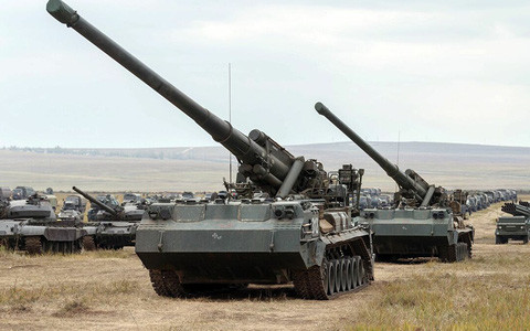 Trong đoạn video tuy ngắn, nhưng người xem bạn có thể thấy một đoàn tàu với ít nhất là 5 khẩu pháo tự hành hạng nặng 203 mm, được vận chuyển trên các toa xe và đã di chuyển về hướng Voronezh; tuy nhiên, điểm đến cụ thể vẫn chưa được xác định.