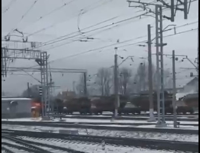 Trong khi đó trên mạng Internet đã xuất hiện một đoàn tàu vận tải của Nga, chở những pháo tự hành hạng nặng 2S7 Pion với cỡ nòng 203 mm, đi từ phía Smolensk về phía biên giới với Ukraine.