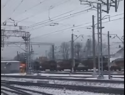 Trong khi đó trên mạng Internet đã xuất hiện một đoàn tàu vận tải của Nga, chở những pháo tự hành hạng nặng 2S7 Pion với cỡ nòng 203 mm, đi từ phía Smolensk về phía biên giới với Ukraine.