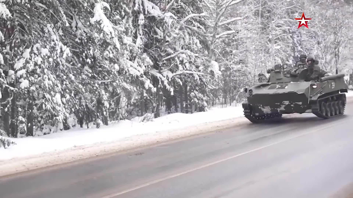 Trong các vũ khí mà Nga đưa đến Kazakhstan dẹp loạn lần này, có máy bay không người lái tác chiến điện tử, có khả năng làm xáo trộn thông tin liên lạc, kể cả bằng điện thoại di động và có thể được thử nghiệm chống lại lực lượng bạo loạn ở Kazakhstan, vốn dựa vào các phương tiện này để liên lạc.