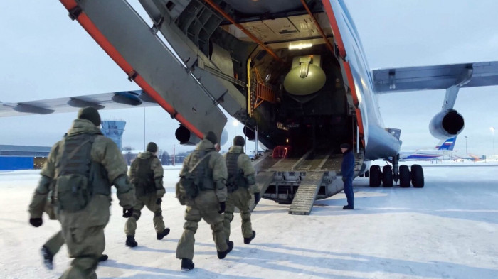 Trước đó vào ngày 6/1/2022, lực lượng bạo loạn đã chiếm phần lớn các cơ sở công quyền ở Thủ đô Alma-Ata, kiểm soát hoàn toàn các cơ sở quan trọng nhất của thành phố và cố gắng giành quyền kiểm soát các quận kháng cự cuối cùng của Alma-Ata.