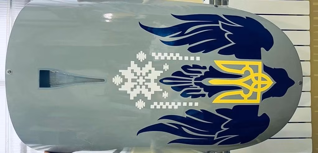 Tuy nhiên, không chỉ có Nga sở hữu UAV tự sát, mà chính Ukraine cũng đang xúc tiến chế tạo UAV tự sát của riêng và họ hoàn toàn có khả năng. Nhà máy Motor Sic ở Zaporozhye là nhà sản xuất máy bay và động cơ tên lửa hành trình; Cục thiết kế hàng không Antonov, nơi từng chế tạo máy bay vận tải quân sự tốt nhất thế giới, hoàn toàn có thể sản xuất UAV tự sát hiện đại.