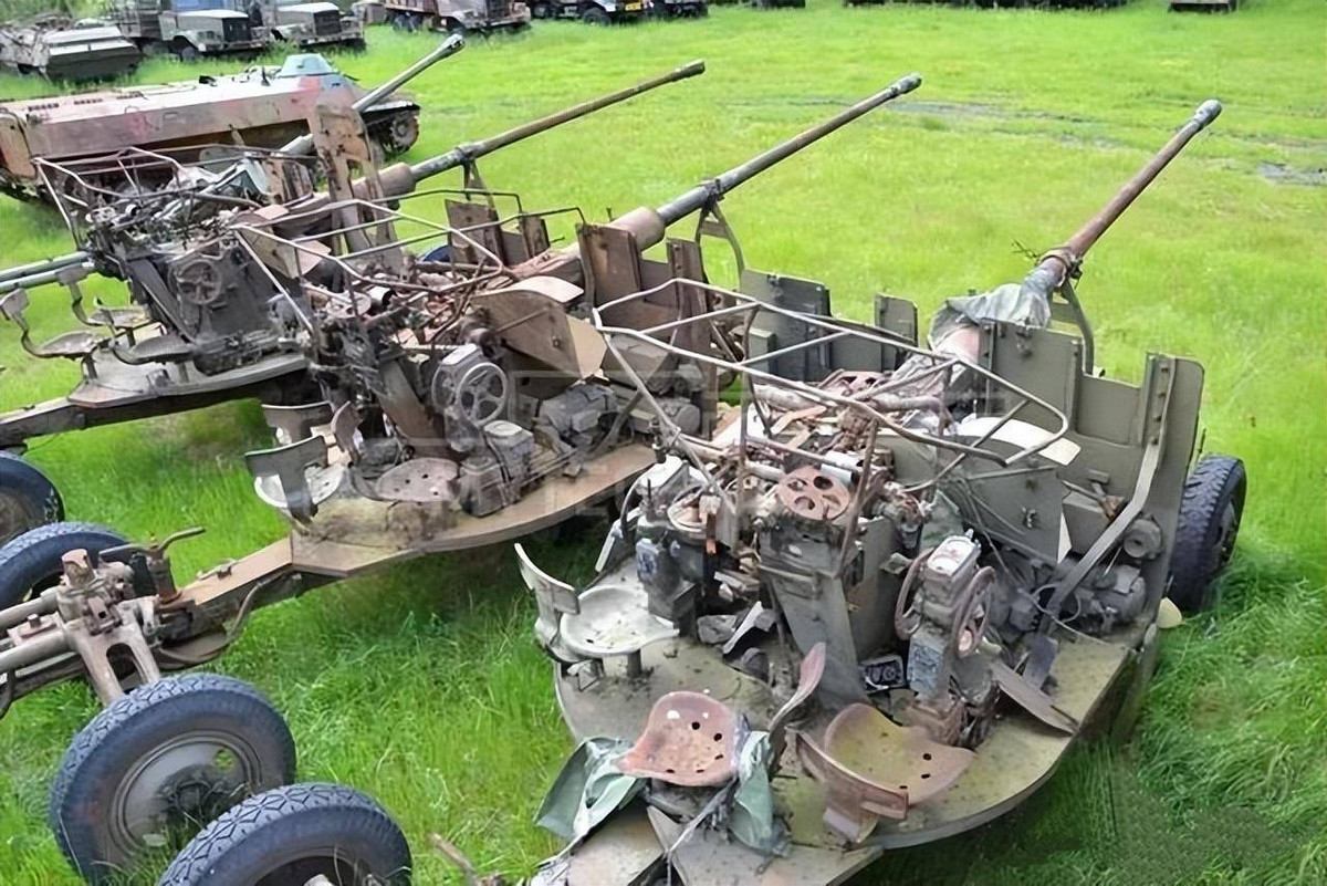 Để đối phó với các mối đe dọa mới, Nga đang gấp rút đưa pháo phòng không tự động 57mm, được phát triển từ cuối thế chiến II (năm 1944) vào chiến đấu. Đây là khẩu pháo phòng không tiên tiến nhất vào thời điểm đó, với nòng pháo cỡ trung bình và tốc độ bắn nhanh. 