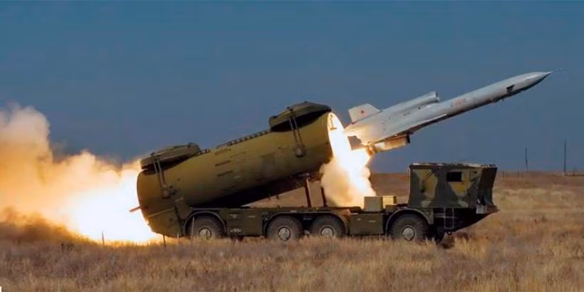 Giờ đây, cuộc xung đột Nga-Ukraine đã biến thành cuộc chiến giữa máy bay không người lái (UAV) và các hệ thống phòng không. UAV tự sát của Ukraine thậm chí có thể bay tới thủ đô Moscow của Nga.