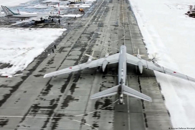 Theo tin tức được Nga công bố, vào ngày 5/12, quân đội Ukraine đã sử dụng máy bay không người lái (UAV) Tu-141 thực hiện cuộc tập kích tầm xa vào các sân bay chứa máy bay ném bom chiến lược Tu-160, Tu-95 và Tu-22M3 của Không quân Nga ở vùng Ryazan và Saratov.