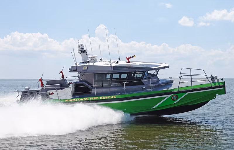 Trong biên chế Hải quân Mỹ, Metal Shark có thể được trang bị các trạm vũ khí điều khiển từ xa. Trong biên chế Hải quân Ukraine, Metal Shark sử dụng các loại vũ khí do tổ lái sử dụng trực tiếp; vũ khí bao gồm hai súng máy hạng nặng 12,7mm M2, một súng phóng lựu tự động 40mm Mk.19 và một súng máy 7,62mm M240.