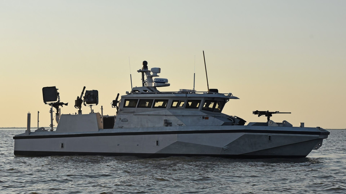 Tàu tuần tra Metal Shark dài 12,2 mét, do công ty Metal Sharks của Mỹ chế tạo ở Franklin, bang Louisiana; tàu được trang bị hai động cơ diesel Cummins QSB 6.7 dẫn động hai động cơ phản lực nước, cho tốc độ tối đa 40 hải lý/giờ. Vỏ tàu bằng hợp kim nhôm hàn, có khả năng chống được mảnh đạn pháo văng. 