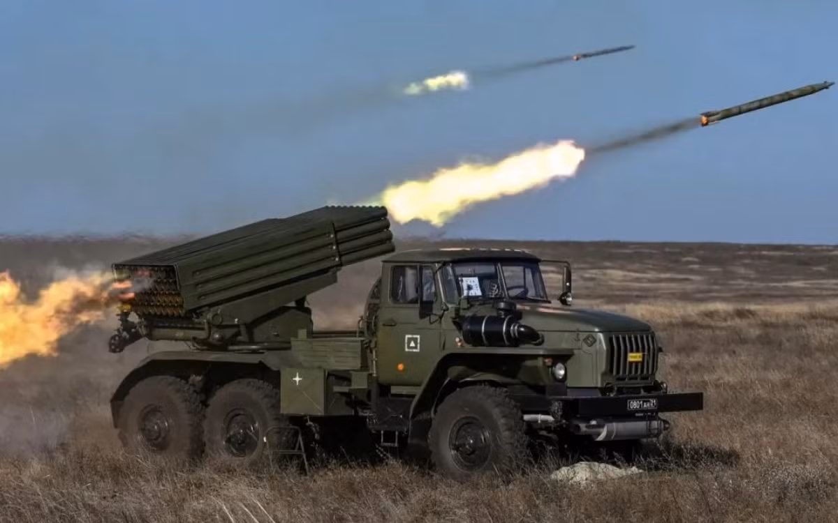 Để chuẩn bị tấn công trên hướng này, Quân đội Nga tiếp tục thực hiện các cuộc pháo kích và tấn công quy mô nhỏ dọc mặt trận phía đông Ukraine, nhưng không có tiến triển nào đáng kể trong 24 giờ qua. 