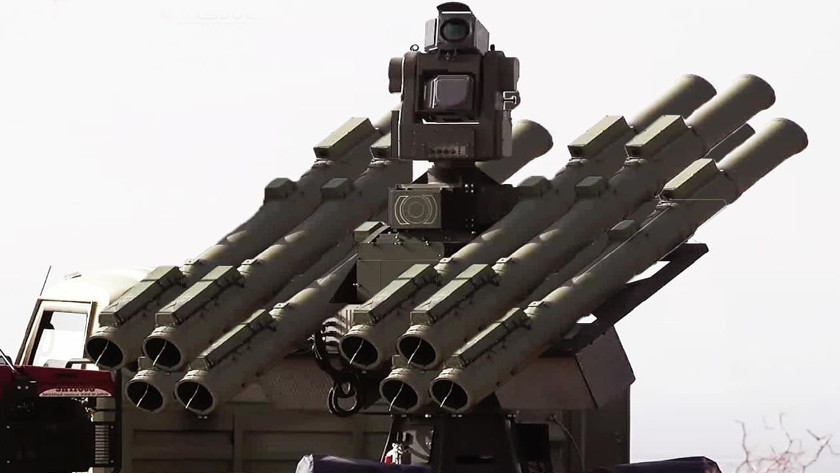 Hai bên của bệ phóng AD-08 Majid, bố trí lắp đặt các ống phóng tên lửa, mỗi bệ có thể được lắp đặt từ 2-4 ống phóng tên lửa theo kiểu chéo. Hệ thống có thể lắp được nhiều ống phóng hơn theo kiểu container.