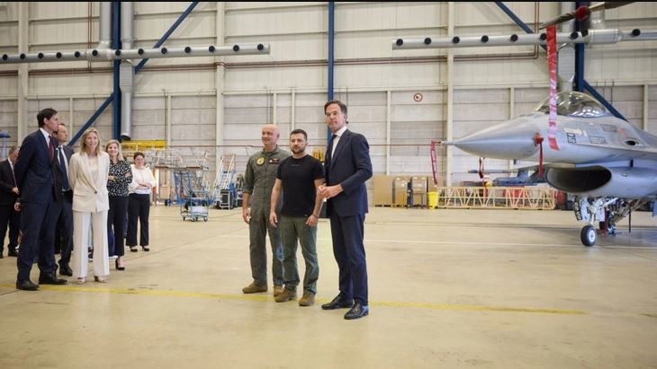 Theo Hãng tin Anh Reuters, Thủ tướng Hà Lan Mark Rutte đưa thông báo trên mạng xã hội X vào ngày 22/12: "Hôm nay tôi đã thông báo với Tổng thống Zelensky về quyết định của chính phủ chúng tôi, trong việc chuẩn bị chuyển giao 18 tiêm kích F-16 cho Ukraine". Tuy nhiên, mốc thời gian cụ thể về việc chuyển giao chưa được phía Hà Lan tiết lộ.