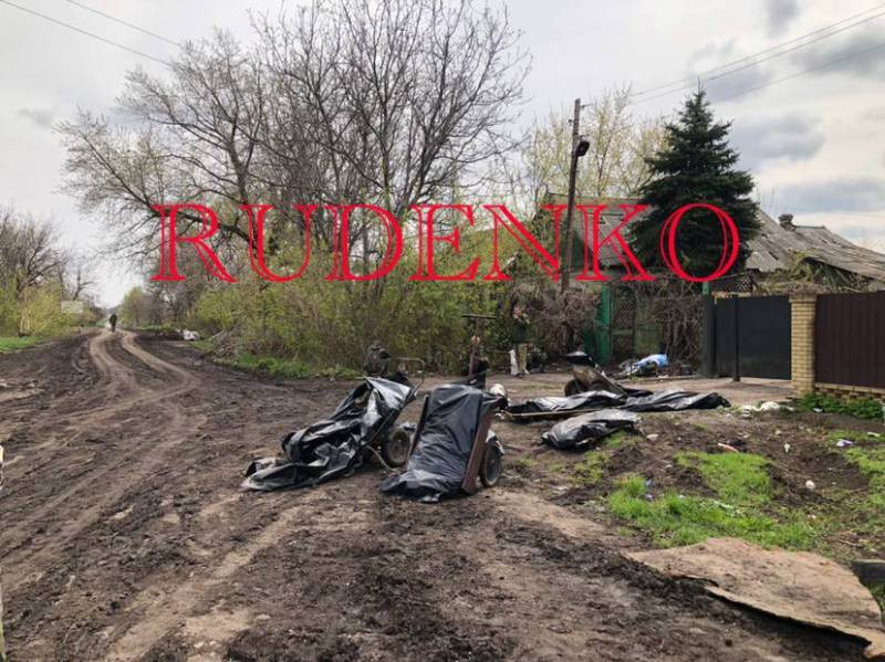 Những người lính đặc nhiệm của đơn vị K2 khi rút lui, còn không kịp mang xác những người đồng đội đã hy sinh của họ. Vì vậy, xác của lính đặc nhiệm Ukraine đã được lực lượng dân quân thu thập.