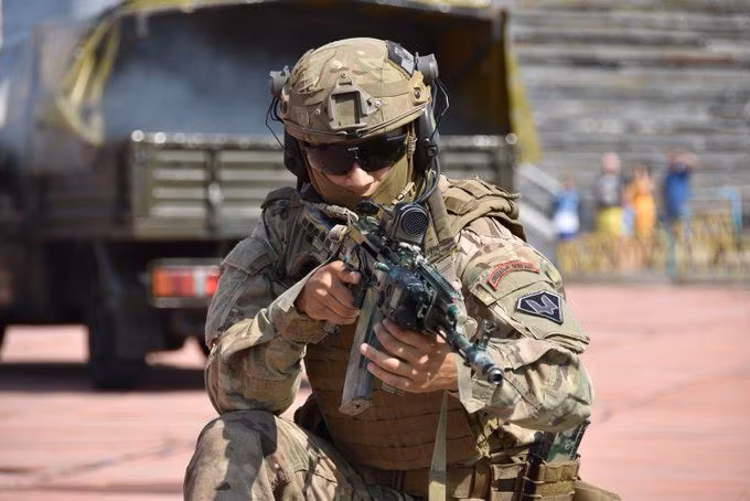 Phóng viên chiến trường Alexander Sladkov của tờ “Bình luận quân sự nước Nga”, đã có nhiều bài viết về chủ đề này. Trong một bài báo của mình từ Mariupol, ông nói rằng sau năm 2014, Quân đội Ukraine đã được tái vũ trang mạnh và huấn luyện bởi hơn 20 quốc gia phương Tây.