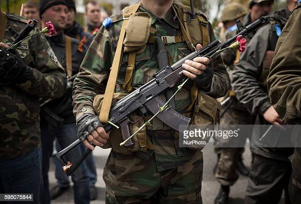 Trong khi đó, các lực lượng dân quân tại Donetsk là những thợ mỏ, tài xế taxi, giáo viên, v.v. Một số người trong số họ từng phục vụ ở trong quân đội và đã trở thành những người huấn luyện; trong khi những người khác đã trở lại cuộc sống thường dân và cầm vũ khí một lần nữa.