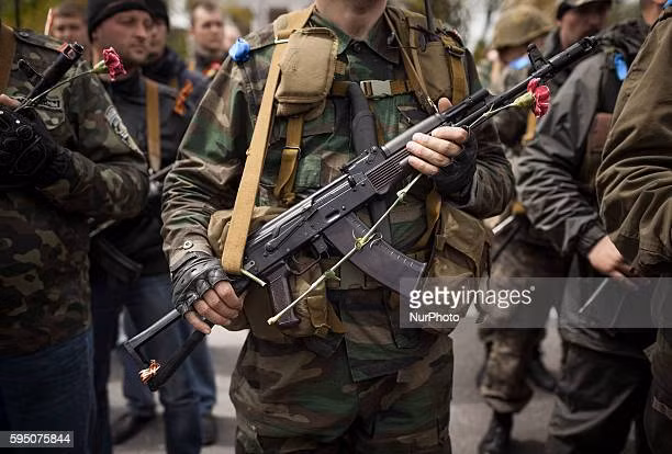 Trong khi đó, các lực lượng dân quân tại Donetsk là những thợ mỏ, tài xế taxi, giáo viên, v.v. Một số người trong số họ từng phục vụ ở trong quân đội và đã trở thành những người huấn luyện; trong khi những người khác đã trở lại cuộc sống thường dân và cầm vũ khí một lần nữa.