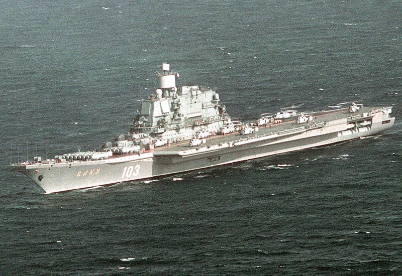 Khách quan đánh giá, tàu sân bay lớp Kiev là dự án tham vọng của Liên Xô, nhằm tạo ra chiến hạm đủ sức đối đầu với tàu sân bay Mỹ và săn tìm tàu ngầm chiến lược của đối phương. Tuy nhiên, do thiết kế "nửa nạc nửa mỡ", không chuyên biệt cho một nhiệm vụ cụ thể, nên khả năng chiến đấu thực tế của lớp Kiev là rất hạn chế. Nguồn ảnh: Warhistory.