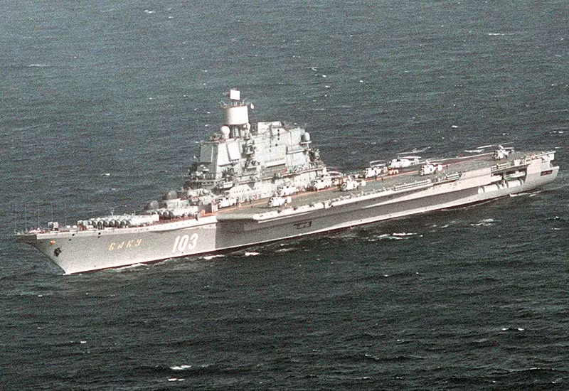 Khách quan đánh giá, tàu sân bay lớp Kiev là dự án tham vọng của Liên Xô, nhằm tạo ra chiến hạm đủ sức đối đầu với tàu sân bay Mỹ và săn tìm tàu ngầm chiến lược của đối phương. Tuy nhiên, do thiết kế "nửa nạc nửa mỡ", không chuyên biệt cho một nhiệm vụ cụ thể, nên khả năng chiến đấu thực tế của lớp Kiev là rất hạn chế. Nguồn ảnh: Warhistory.