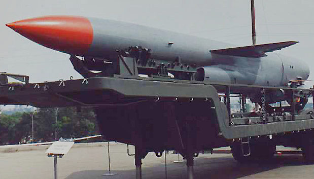 Chính vì lý do đó, lớp tàu Kiev được trang bị tên lửa hành trình chống hạm mạnh nhất vào thời điểm đó là P-500, có khả năng tấn công mục tiêu cách xa 550 km với tốc độ Mach 2,5; khiến chúng trở thành vũ khí cực kỳ khó đánh chặn đối với các hệ thống phòng không thời bấy giờ.