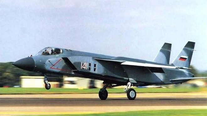 Mặc dù được gọi là tàu sân bay, nhưng lớp Kiev thiết kế không có đường băng cất hạ cánh như các tàu sân bay thông thường, thay vào đó dựa vào các máy bay phản lực có khả năng cất và hạ cánh thẳng đứng (VTOL); cụ thể là máy bay chiến đấu thế hệ thứ tư Yak-41 đầy tham vọng của Hải quân Liên Xô.