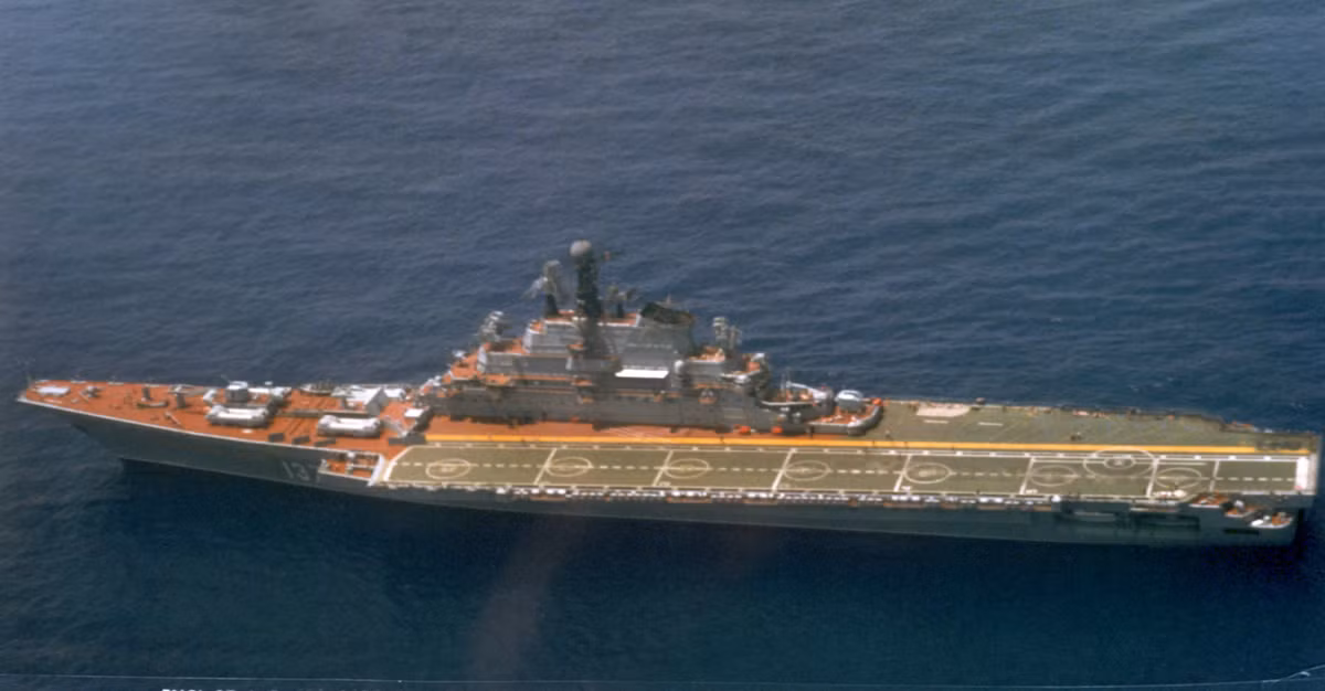  Tàu tuần dương hạm – sân bay lớp Kiev, được Hải quân Liên Xô đưa vào biên chế từ năm 1975; đây là lớp tàu nối tiếp lớp tàu sân bay trực thăng tác chiến chống ngầm Moskva, được đưa vào hoạt động từ năm 1967. Lúc này Hải quân Liên Xô mới đưa vào biên chế lớp tàu sân bay đầu tiên, có khả năng triển khai máy bay cánh cố định.