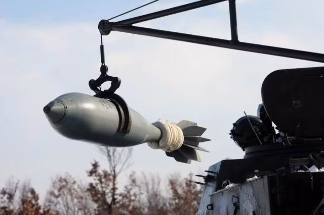 2S4 Tulip có thể sử dụng các loại đạn nổ phá, đạn chùm cho tới những loại được trang bị hạt nhân chiến thuật, hoặc hạt nhân mang điện tích neutron. Loại đạn chính là đạn nổ phá phân mảnh OF-864, dài khoảng 1,5m, nặng 130,7kg (có chứa 31,9kg thuốc nổ) và có tầm bắn khoảng 10 km.