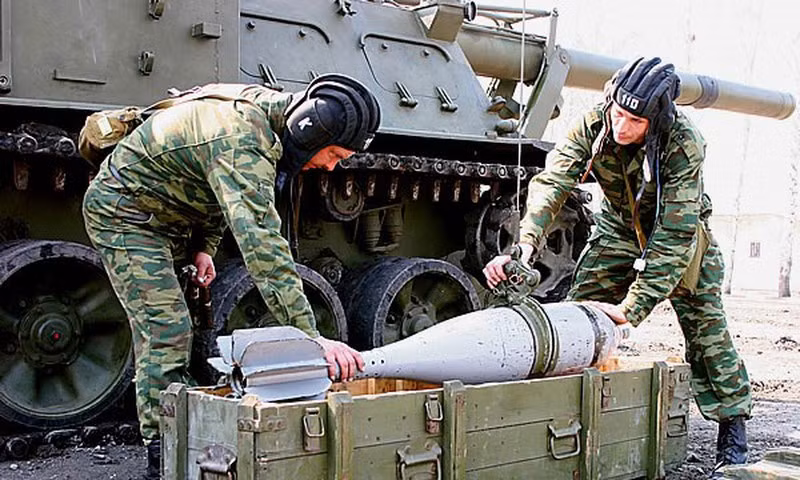 Theo các thông tin mới nhất, bây giờ 2S4 Tulip sẽ được sử dụng để phá hủy các công sự ngầm trong Nhà máy thép Azvvstal ở Mariupol. Kết cấu thép khổng lồ của Nhà máy thép không dễ bị pháo binh thông thường phá hủy, nhưng pháo hạng nặng lại dễ dàng phá hủy, và càng làm tăng uy lực của loại pháo khổng lồ này. 