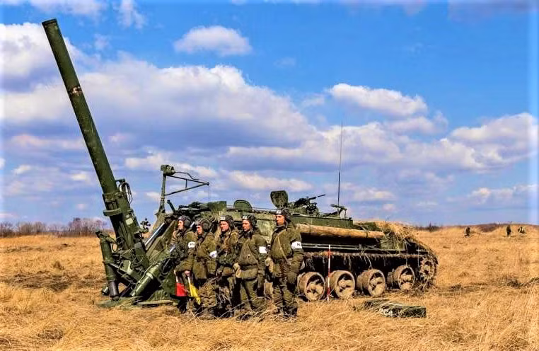 Trong suốt nửa thế kỷ phục vụ, pháo cối tự hành 2S4 Tulip đã nhiều lần tham gia các cuộc chiến khác nhau; đầu tiên là cuộc chiến ở Afghanistan, được Quân đội Liên Xô sử dụng để phá hủy các công sự tự nhiên bằng gạch và đá và đã chứng minh là có thể tiêu diệt thành công bất kỳ mục tiêu nào như vậy.