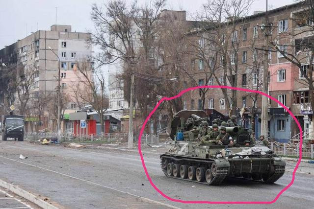 Ngày 5/4, một bức ảnh mới về khẩu cối tự hành 2S4 Tulip của Nga, trên một đường phố ở thành phố Mariupol, đã thu hút sự chú ý trên mạng xã hội nước này. Có lẽ, khẩu 240mm sẽ được sử dụng để tiêu diệt bất kỳ mục tiêu nào còn lại.