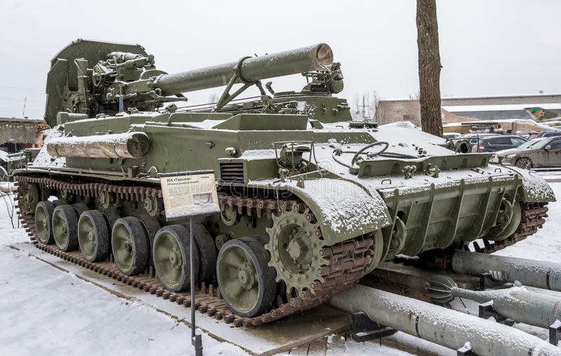 Súng cối 2S4 Tulip sử dụng khung gầm bánh xích, cho khả năng việt dã và cơ động cao. Trước khi bắn, toàn bộ nòng súng được hạ xuống đất và độ giật của phát bắn, được truyền hoàn toàn xuống đất thông qua bàn đế. 