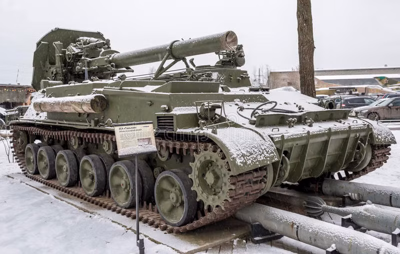 Súng cối 2S4 Tulip sử dụng khung gầm bánh xích, cho khả năng việt dã và cơ động cao. Trước khi bắn, toàn bộ nòng súng được hạ xuống đất và độ giật của phát bắn, được truyền hoàn toàn xuống đất thông qua bàn đế. 