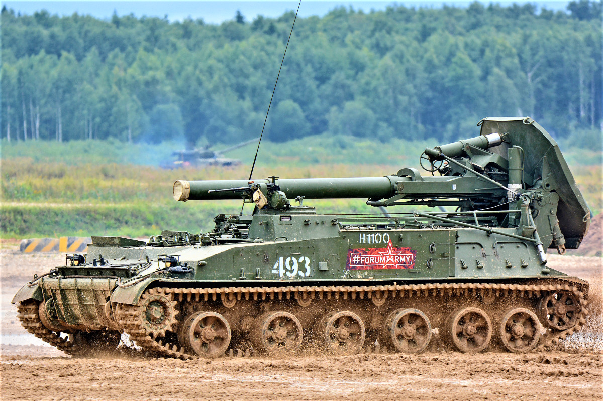 2S4 Tulip là loại súng cối tự hành có cỡ nòng 240 mm, có khả năng phá hủy công sự, tiêu diệt sinh lực ẩn lộ của đối phương trong phạm vi từ 10 đến 20 km. Hiện đây là loại súng cối lớn nhất trên thế giới còn sử dụng.