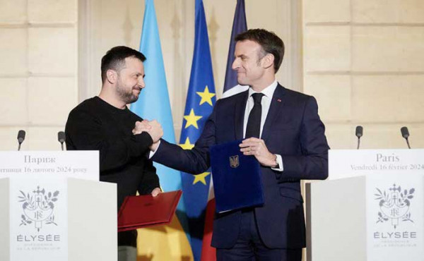 Pháp đã cố gắng thể hiện vai trò của mình trong việc lãnh đạo chính sách đối ngoại độc lập của châu Âu, do đó nhấn mạnh lại hình ảnh của nước Pháp như một cường quốc và là quốc gia lãnh đạo “có trách nhiệm” ở châu Âu.