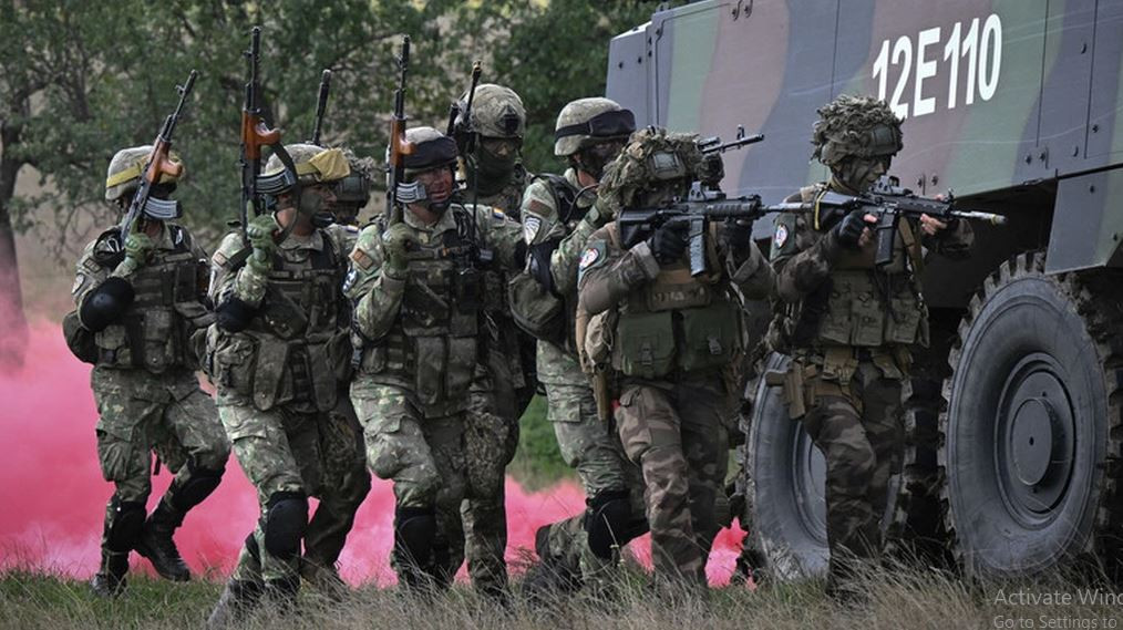 Nhưng hãy nhìn vào bản chất thông qua hiện tượng, Tổng thống Pháp Macron bây giờ rất nổi tiếng và thường xuyên nói về việc gửi quân đến Ukraine. Thực chất là Pháp đang cố gắng tạo cho mình một tính cách cứng rắn, tự nhận mình là "nhà lãnh đạo châu Âu".