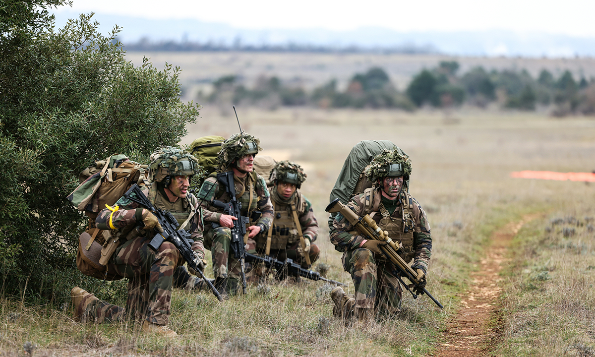 Đối với vấn đề an ninh ở châu Âu, Tổng thống Macron chắc chắn có cân nhắc điều này, nhưng đó không phải là vấn đề cấp bách nhất. Một mặt, Nga hiện đang tham gia sâu vào chiến trường Ukraine, nên không thể lại tiến hành một cuộc tấn công trên bộ ở châu Âu trong một thời gian ngắn.