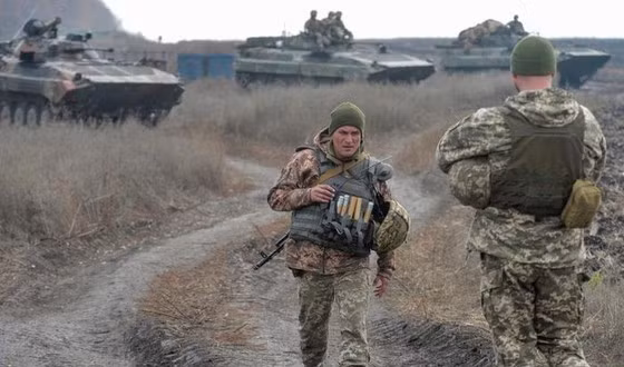 Còn theo truyền thông Ukraine, phía ly khai thân Nga, đã triển khai nhiều khí tài quân sự hạng nặng ở Donbass, điều này vi phạm thỏa thuận Minsk; khi trên khắp các vùng lãnh thổ của khu vực Luhansk và Donetsk ly khai, phát hiện 235 đơn vị thiết bị quân sự đã được triển khai.