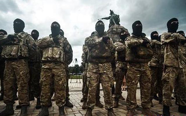 Ngoài ra còn có các chiến binh và lính đánh thuê của các nước phương Tây, dưới vỏ bọc “quân tình nguyện”, đang được chuyển ồ ạt tới Donbass. Điều này cho thấy Kiev có ý định tiến hành một loại chiến tranh hỗn hợp trong khu vực.