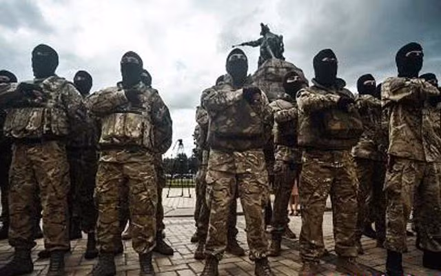 Ngoài ra còn có các chiến binh và lính đánh thuê của các nước phương Tây, dưới vỏ bọc “quân tình nguyện”, đang được chuyển ồ ạt tới Donbass. Điều này cho thấy Kiev có ý định tiến hành một loại chiến tranh hỗn hợp trong khu vực.