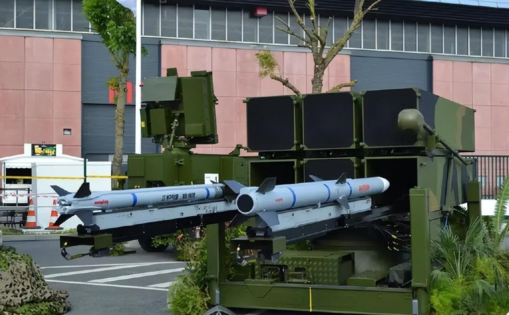 Hệ thống phòng đa tầng NASAMS do Na Uy kết hợp với một số công ty quốc phòng của Mỹ phát triển. Hệ thống NASAMS được chế tạo để phóng tên lửa không đối không tầm ngắn dẫn đường bằng hồng ngoại và tầm trung dẫn đường bằng radar chủ động như AIM-120 do Mỹ sản xuất.