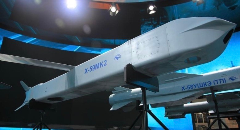 Minh chứng cho việc điều này là việc tích hợp tên lửa hành trình và không đối không tầm xa mới, thường chỉ được trang bị trên các máy bay đánh chặn hoặc máy bay ném bom, là chìa khóa giúp Su-57 đảm nhận các vai trò vượt xa các máy bay chiến đấu tiêu chuẩn.