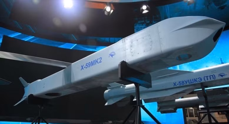 Minh chứng cho việc điều này là việc tích hợp tên lửa hành trình và không đối không tầm xa mới, thường chỉ được trang bị trên các máy bay đánh chặn hoặc máy bay ném bom, là chìa khóa giúp Su-57 đảm nhận các vai trò vượt xa các máy bay chiến đấu tiêu chuẩn.