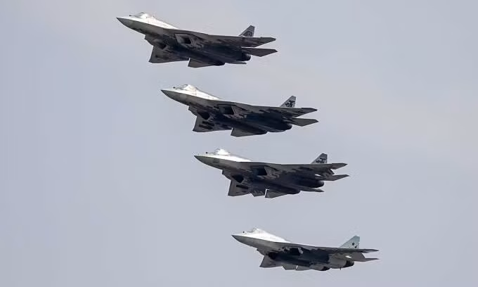 Hiện phi đội Su-57 của Không quân Nga còn ít, thực tế vẫn đang trong giai đoạn thử nghiệm để hoàn thiện khả năng sẵn sàng chiến đấu, nên Su-57 chưa được triển khai cho các hoạt động có rủi ro cao như bay bảo vệ trên không, ném bom mục tiêu. Hiện nhiệm vụ này chủ yếu giành cho số Su-35 và Su-34.