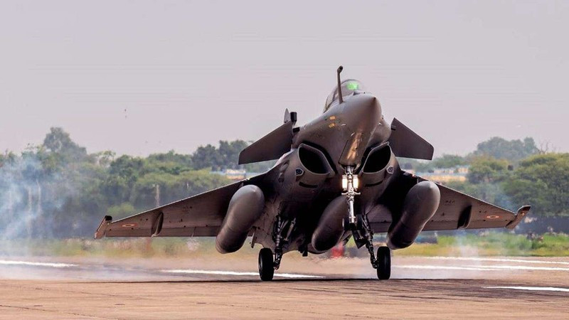 Tiêu chuẩn F2 cho phép máy bay Rafale có thể thực hiện các nhiệm vụ tiến công không đối đất và trinh sát. Hai tiêu chuẩn hiện đại nhất lúc này, F3 và F3R cho phép Rafale tác chiến với vũ khí hạt nhân, cũng như sử dụng các tên lửa không đối không và tiến công mặt đất với độ chính xác cao. 
