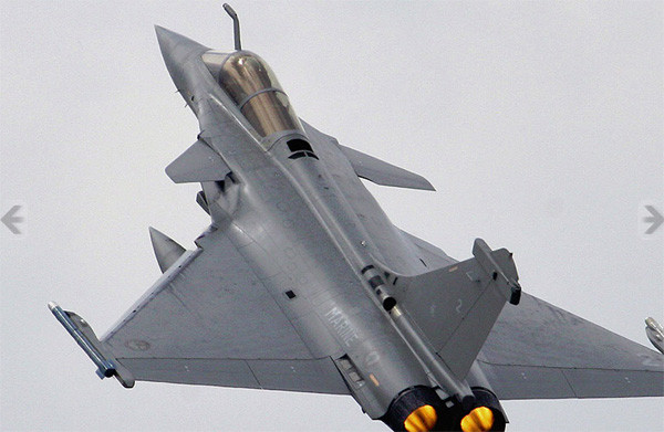 Nhìn lại các đời máy bay chiến đấu Rafale, tiêu chuẩn F1 là phiên bản đầu tiên của Hải quân Pháp. Các máy bay Rafale F1 được trang bị vũ khí không đối không, nhưng chưa được trang bị vũ khí không đối đất để thực hiện đa dạng các nhiệm vụ tác chiến quân sự. 