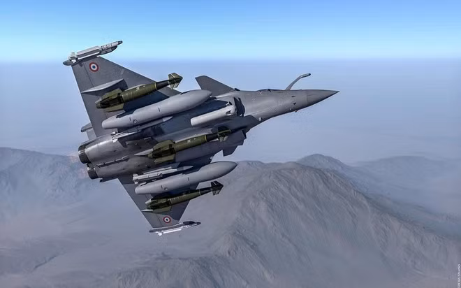 Về vũ khí, Rafale F4 khi đánh chặn và không chiến sử dụng pháo 30 mm, tên lửa Mica IR/EM và tên lửa Meteor. Khi hỗ trợ mặt đất bằng pháo 30 mm, bom dẫn đường bằng laser GBU và bom dẫn đường GPS AASM. Khi tiến công công sâu vào lãnh thổ đối phương bằng tên lửa hành trình Scalp-Storm Shadow. 