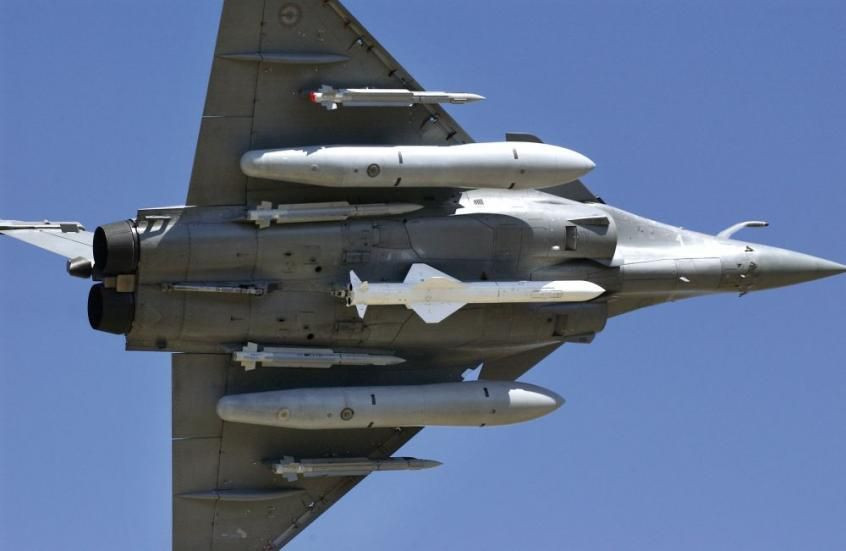 Khi tiến công mục tiêu mặt nước, Rafale F4 sử dụng tên lửa hành trình chống hạm Exocet AM39 Block 2 và các vũ khí không đối đất khác. Khi làm nhiệm vụ răn đe hạt nhân bằng tên lửa ASMP-A. Khi làm nhiệm vụ trinh sát chiến thuật và chiến lược thời gian thực, sử dụng hệ thống Areos pod. 