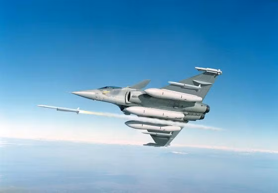 Rafale đã trải qua thực chiến (chủ yếu tiến công mục tiêu mặt đất) ở nhiều chiến trường khác nhau như: Afghanistan, Libya, Mali, Iraq và Syria. Trong số 180 chiếc được Pháp đặt hàng tính đến thời điểm hiện tại, 152 chiếc đã được chuyển giao. 